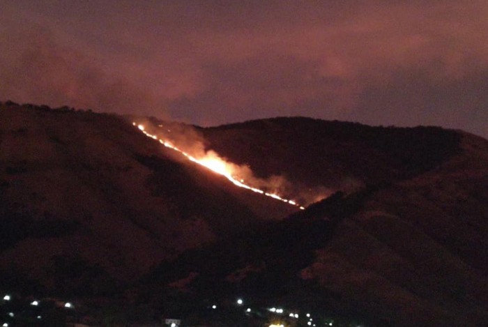 Fogo no fim de semana começou na noite de sábado e só pode ser combatido no domingo