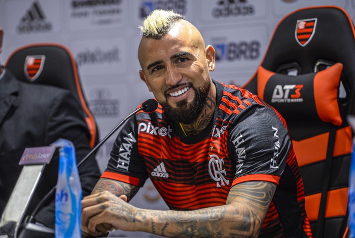 Arturo Vidal foi apresentado pelo Flamengo