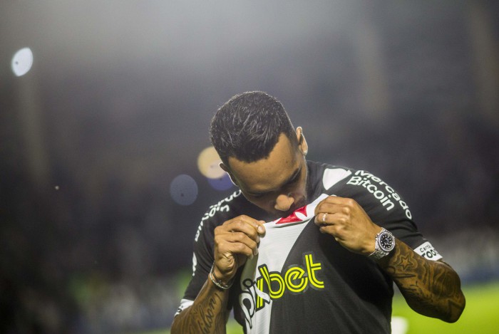 Alex Teixeira e apresentado para a torcida no Estadio de Sao Januario antes da Partida do Campeonato Brasileiro B entre o Club de Regatas Vasco da Gama e Ituano em 19 de junho de 2022. Foto: Daniel RAMALHO/CRVG
