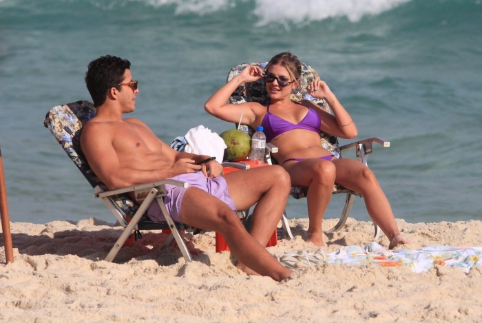 Ricky Tavares e Carol Bresolin curtem dia de praia na Zona Oeste do Rio