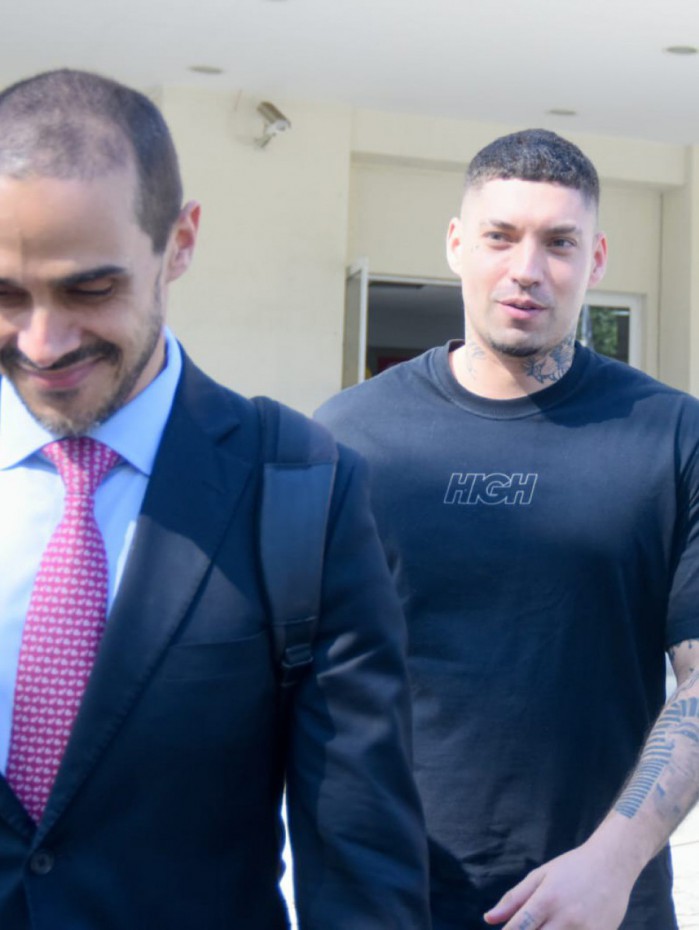 Na companhia de seu advogado, Filipe Ret deixa a Cidade da Pol&iacute;cia