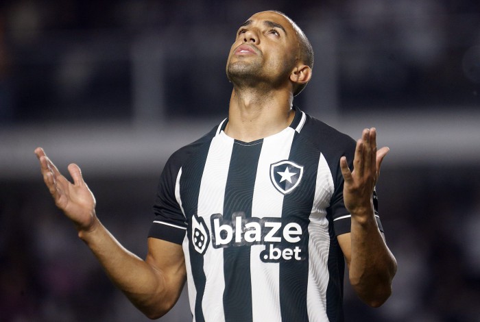 Fernando Marçal estreou, mas não foi capaz de evitar mais um revés