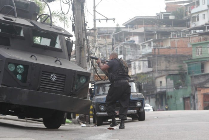 Movimentação de policiais durante operação no Complexo