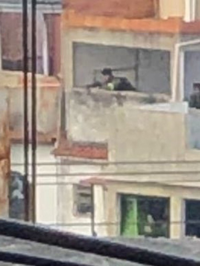 Vídeos mostram PMs usando imóveis para atirar e se proteger contra traficantes