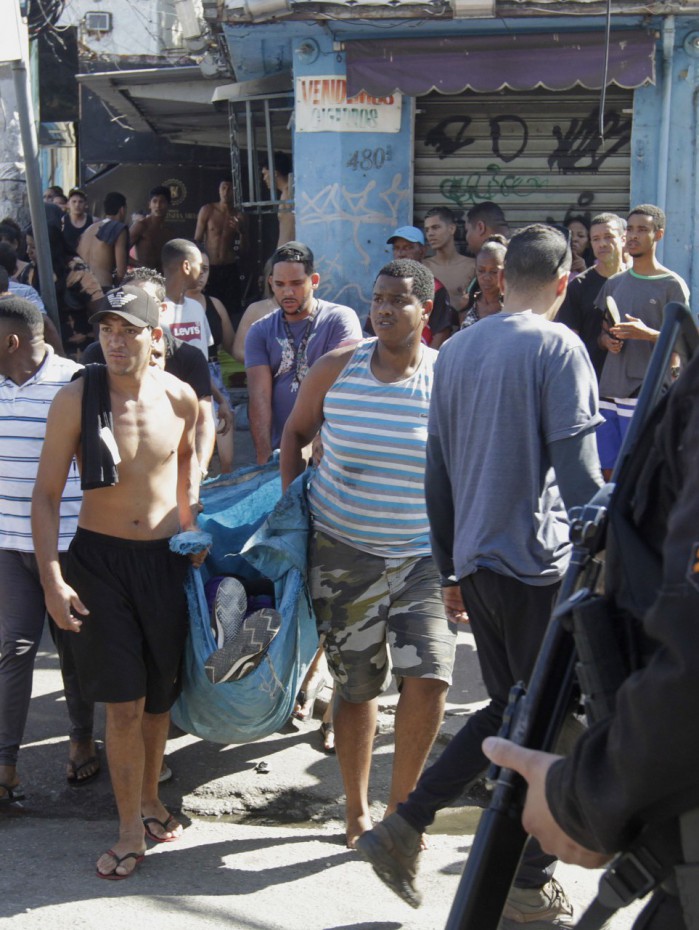 Moradores retiram homem baleado do interior do Complexo do Alem&atilde;o