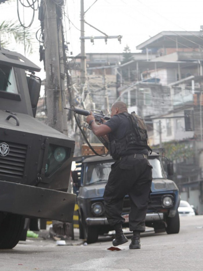 Movimenta&ccedil;&atilde;o de policiais durante opera&ccedil;&atilde;o no Complexo