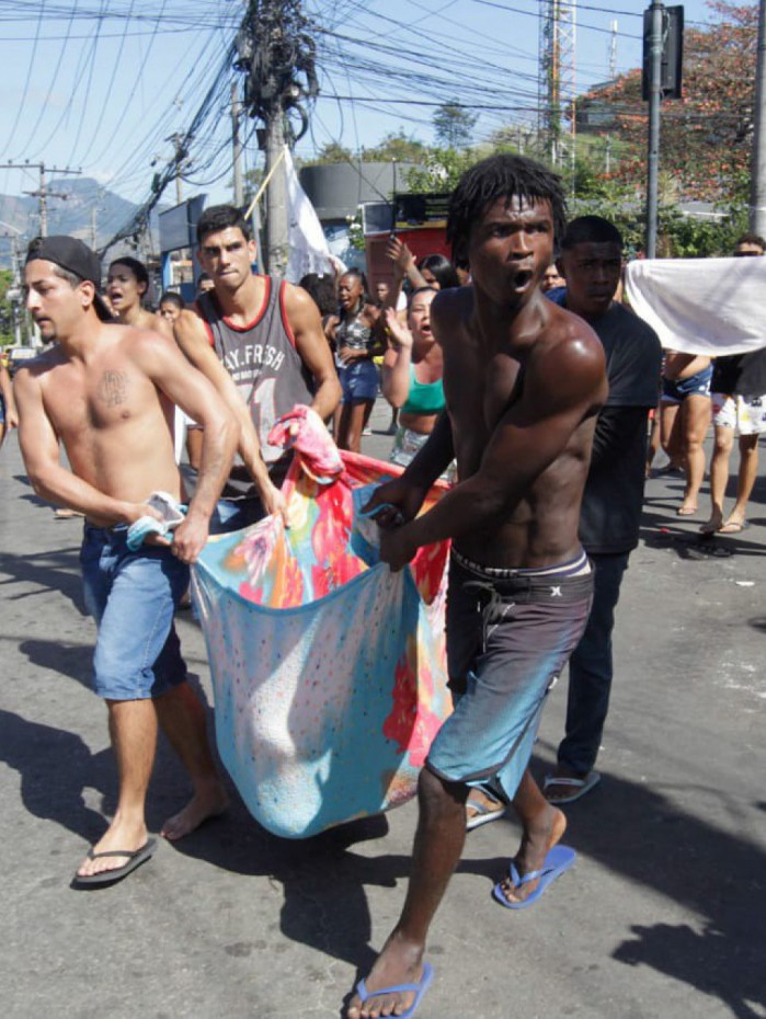 Moradores do Complexo do Alem&atilde;o, na Zona Norte, retiram corpos do interior da comunidade, ap&oacute;s opera&ccedil;&atilde;o das pol&iacute;cias Civil e Militar