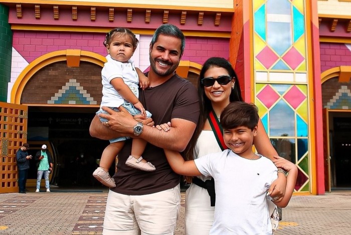 Simone Mendes curte passeio em parque de diversões com o marido, Kaká Diniz, e os filhos, Henry e Zaya