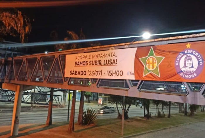 A Portuguesa colocou uma faixa na passarela para convocar a torcida
