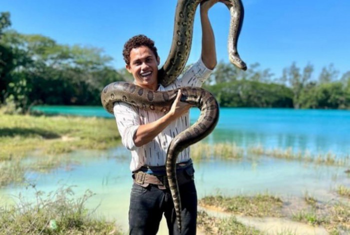 Silvero Pereira posou com dublê de sucuri 