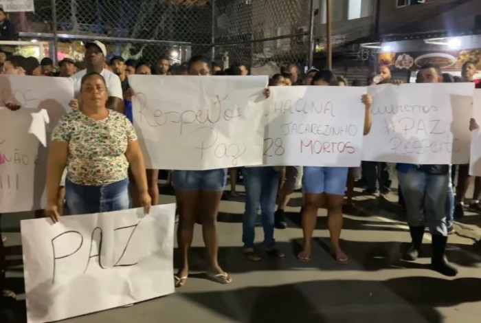 Moradores fazem protesto no Complexo do Alemão, na noite desta sexta-feira (22)