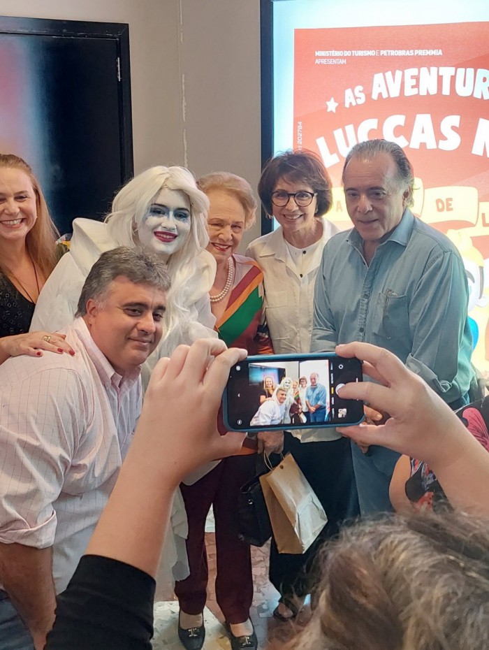 Tony Ramos e a família curtem espetáculo no Rio