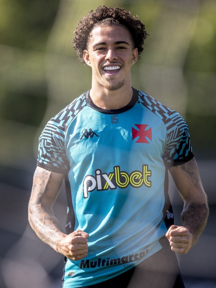 Figueiredo posa para foto no Treino do elenco de futebol profissional do Club de Regatas Vasco da Gama no CT Moacyr Barbosa na Cidade de Deus em 02 de julho de 2022. A equipe enfrenta o Sport amanha pelo Campeonato Brasileiro B. Foto: Daniel RAMALHO/CRVG