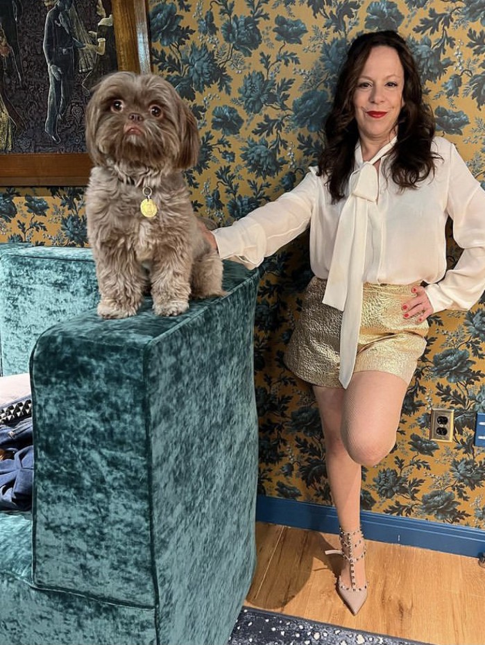 Bebel Gilberto causa polêmica ao pisotear bandeira do Brasil