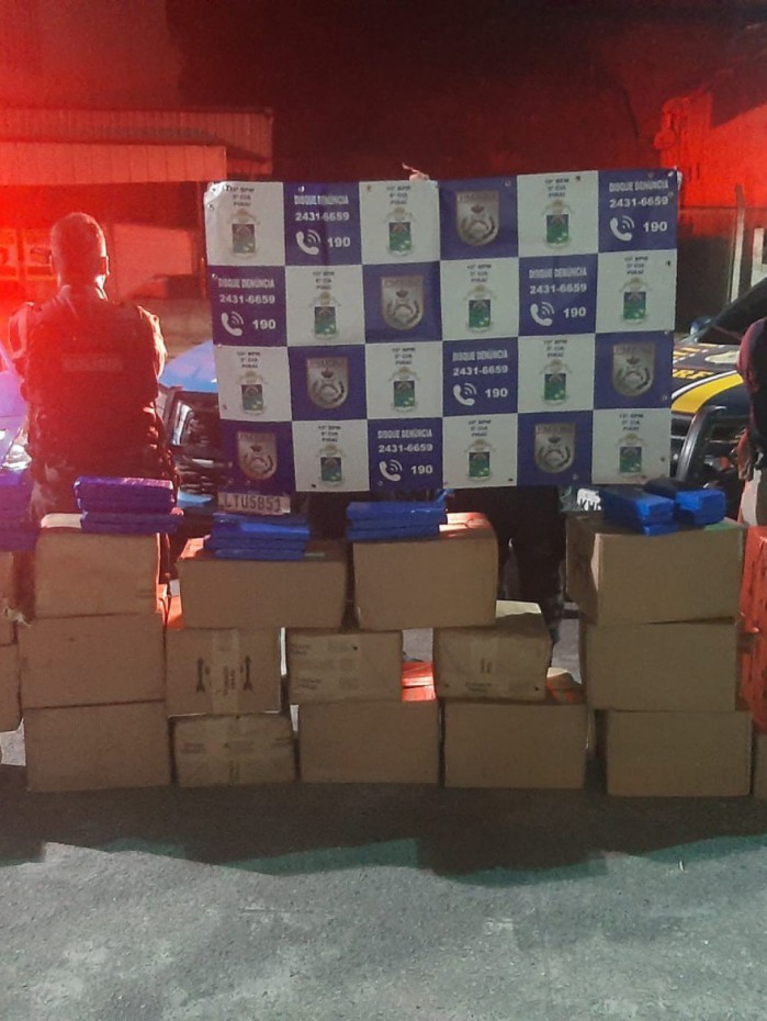 Polícia apreende drogas e recupera veículo roubado no interior do Rio