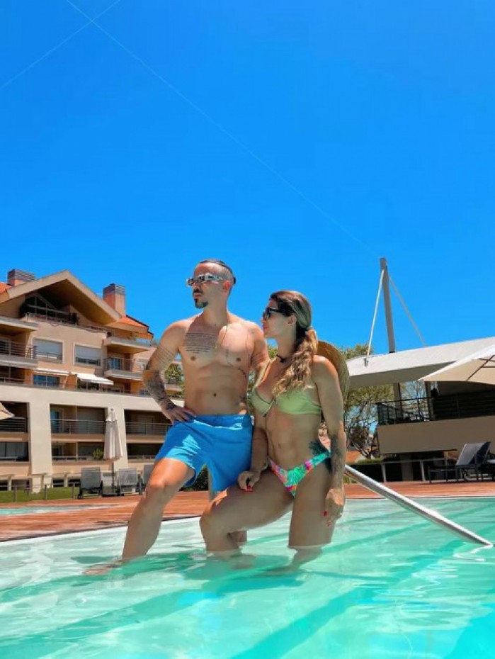 Kelly Key curte piscina com o marido, Mico Freitas