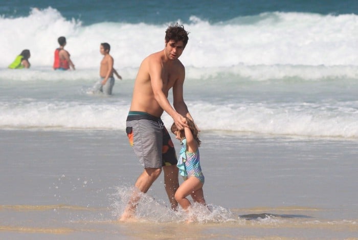Rafael Vitt leva Clara Maria para curtir dia de praia na Zona Oeste do Rio