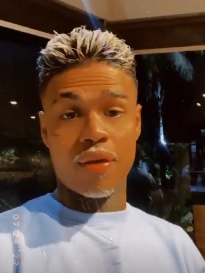 MC Cabelinho desmaia após pular do palco 