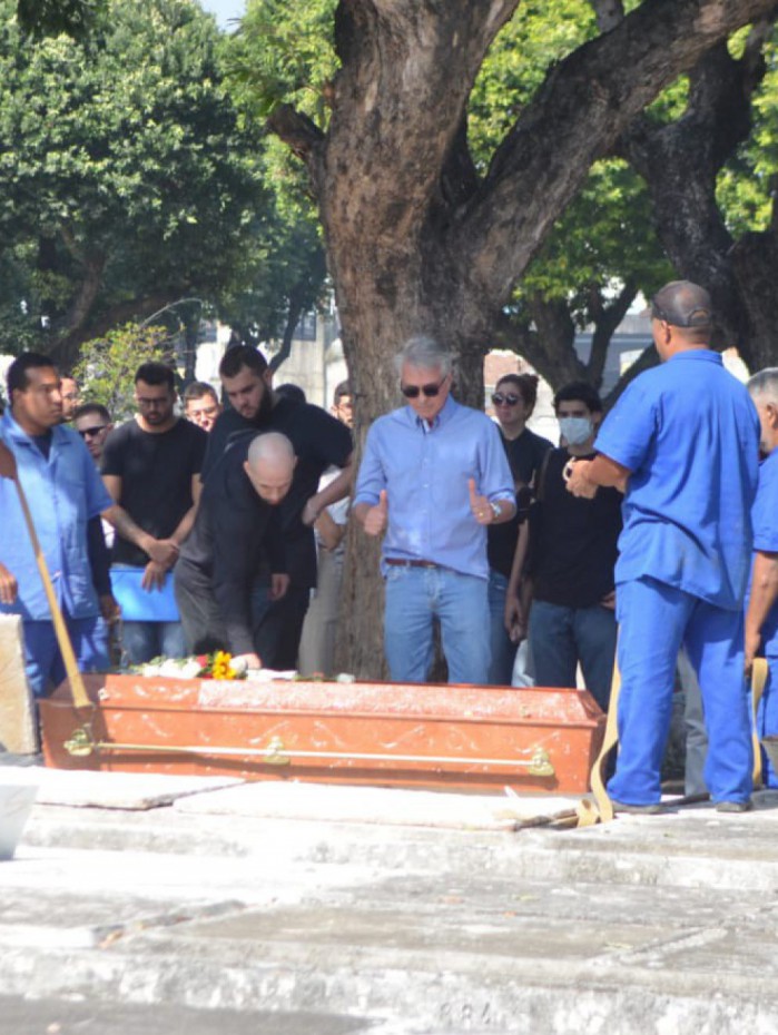 Sepultamento de Victor Stephen Coelho no Cemitério do Caju, na Zona Norte
