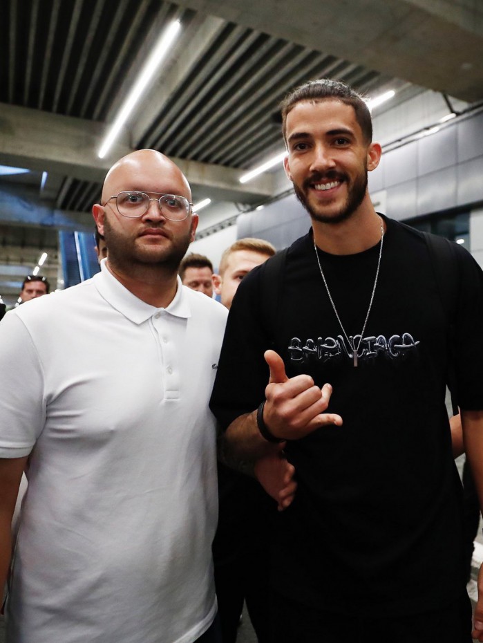 Gustavo Henrique com um dirigente do Fenerbahçe