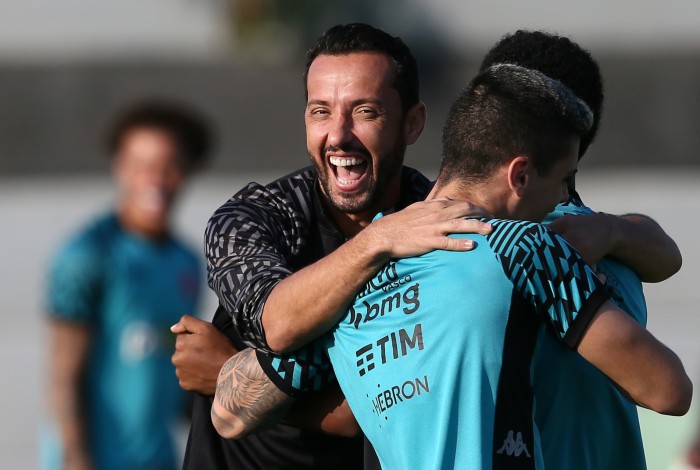 Nene (e) celebra com Pec e Andrey no treino do elenco profissional de futebol do Club de Regatas Vasco da Gama no CT Moacyr Barbosa na Cidade de Deus em 27 de julho de 2022. Foto: Daniel RAMALHO/CRVG