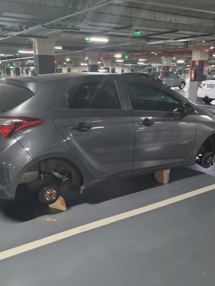 Criminosos furtam as quatro rodas de ve&iacute;culo estacionado em Shopping na Barra