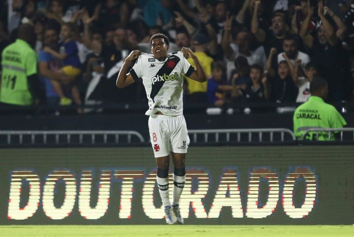Andrey Santos comemora gol pelo Vasco