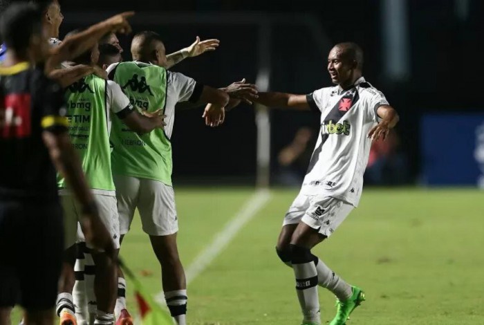 Eguinaldo comemora gol pelo Vasco
