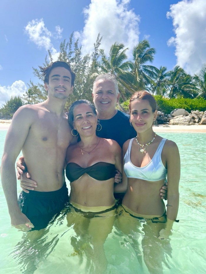 Gloria Pires posa de biquíni durante viagem às Bahamas com o marido e os filhos
