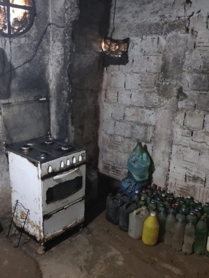 Casa onde a mulher e os dois jovens foram resgatados pela PM é pequena e estava cheia de lixo e fezes
