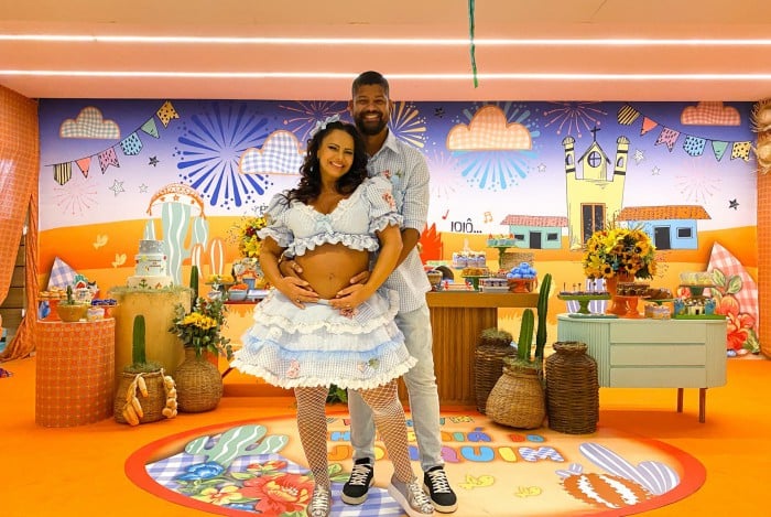 Viviane Araújo e Guilherme Militão fazem 'charraiá' para Joaquim