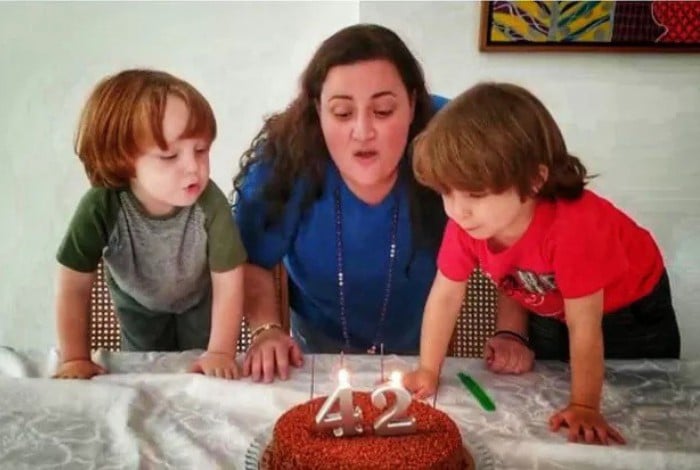 Juliana Amaral, irmã de Paulo Gustavo, comemora aniversário ao lado dos sobrinhos Romeu e Gael