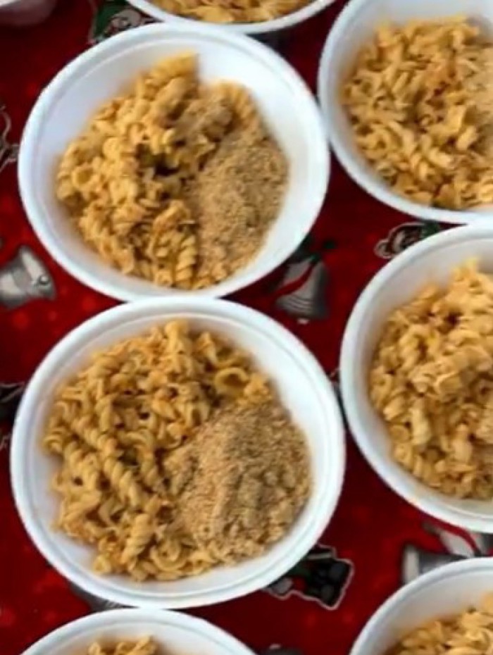 A Opera&ccedil;&atilde;o Marmita distribui, geralmente, quentinhas com macarr&atilde;o ao molho de calabresa e farofa