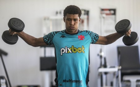 Ídolo do Vasco, Juninho rasga elogios a Andrey Santos: 'Ele é um monstro'