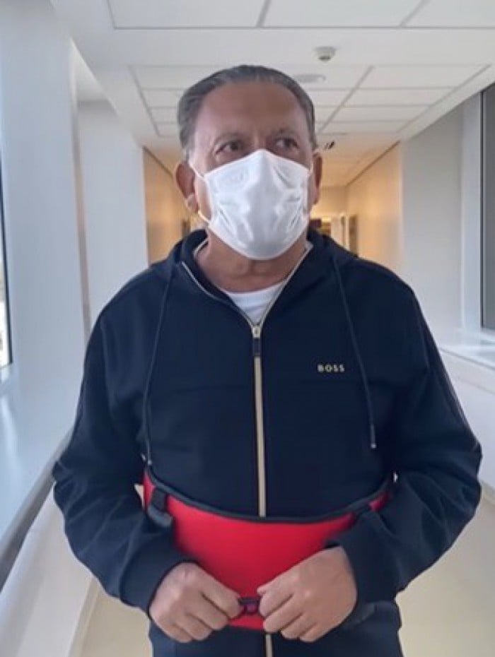 Após cirurgia na coluna, Galvão Bueno já está andando