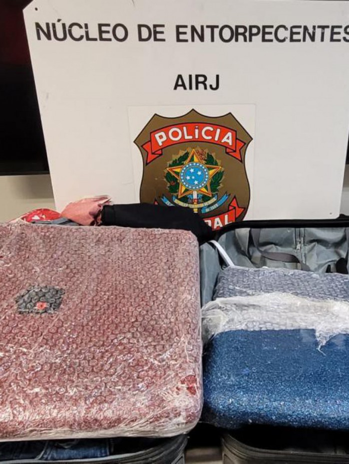 Brasileira de 20 anos é presa tentando levar cocaína escondida em dois quadros para a Tunísia 