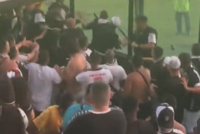Confusão entre PMs e torcedores do Vasco em São Januário