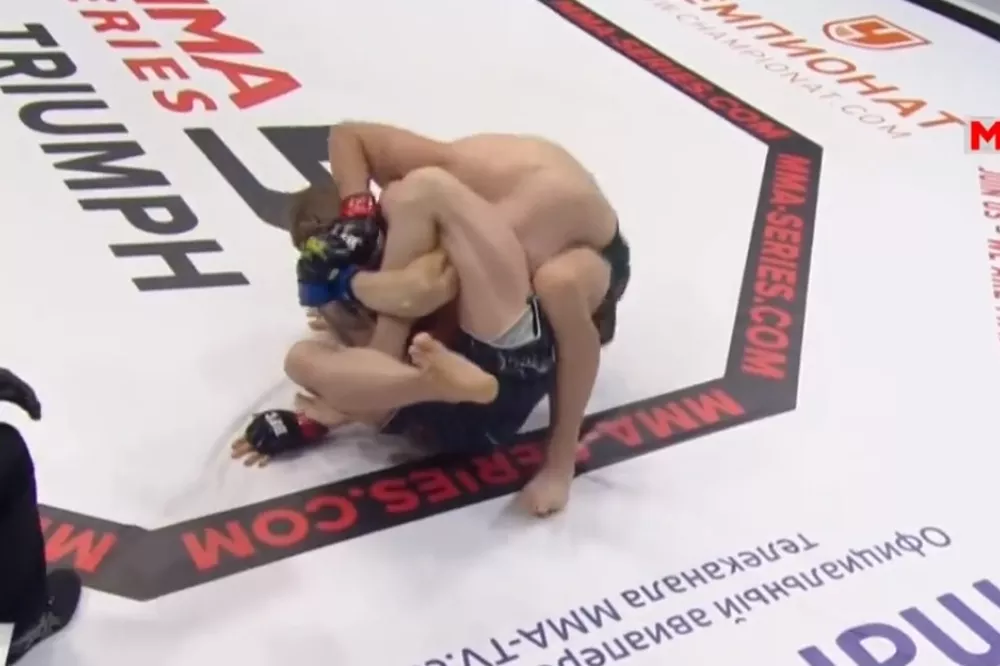Lutador de MMA quebra o braço ao tentar finalizar seu adversário