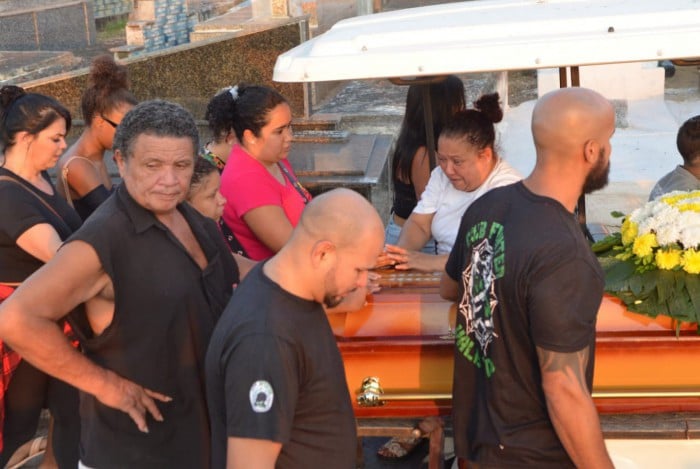 Sepultamento de Caio Souza, morto em uma praça em Duque de Caxias, comoveu amigos e familiares nesta segunda-feira