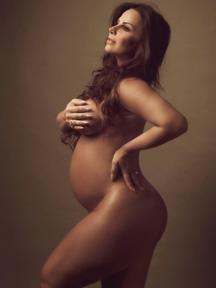 Viviane Ara&uacute;jo coleciona elogios ao posar nua aos oito meses de gravidez