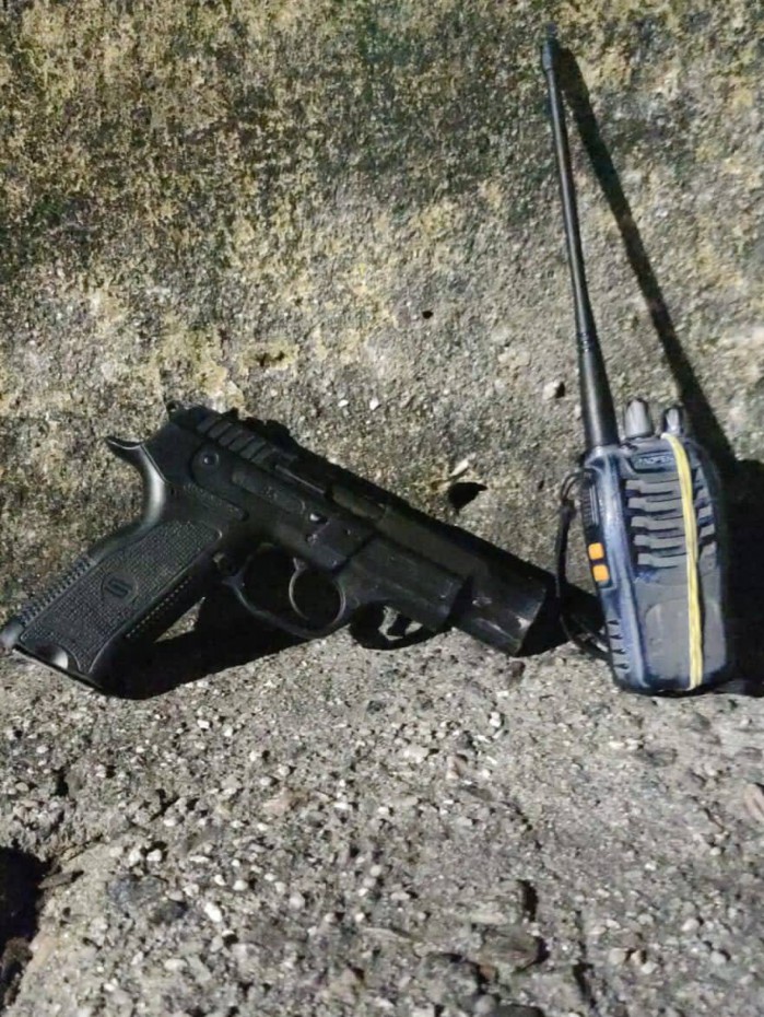 Uma pistola foi apreendida com o suspeito