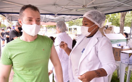 Resende realiza mutirão de vacinação contra covid e gripe neste fim de semana