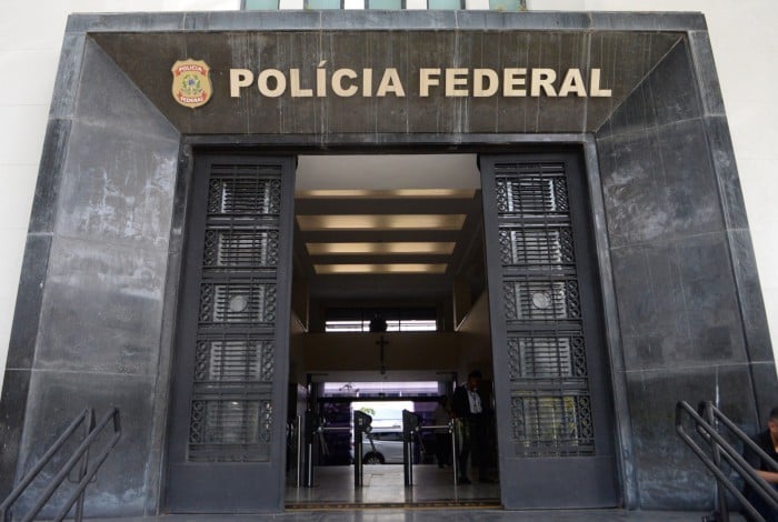 Prisão de Gustavo de Andrade e seu filho Rogério de Andrade por policiais federais que os conduziram para a sede da Policia Federal na Praça Mauá