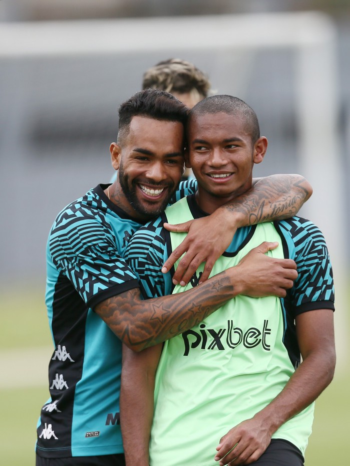 Alex Teixeira abraça Eguinaldo no treino do elenco de futebol profissinal do Club de Regatas Vasco da Gama no CT Moacyr Barbosa em 30 de julho de 2022. Alex Teixeira fara sua estreia amanha contra a Chapecoense em Sao Januario. Foto: Daniel RAMALHO/CRVG