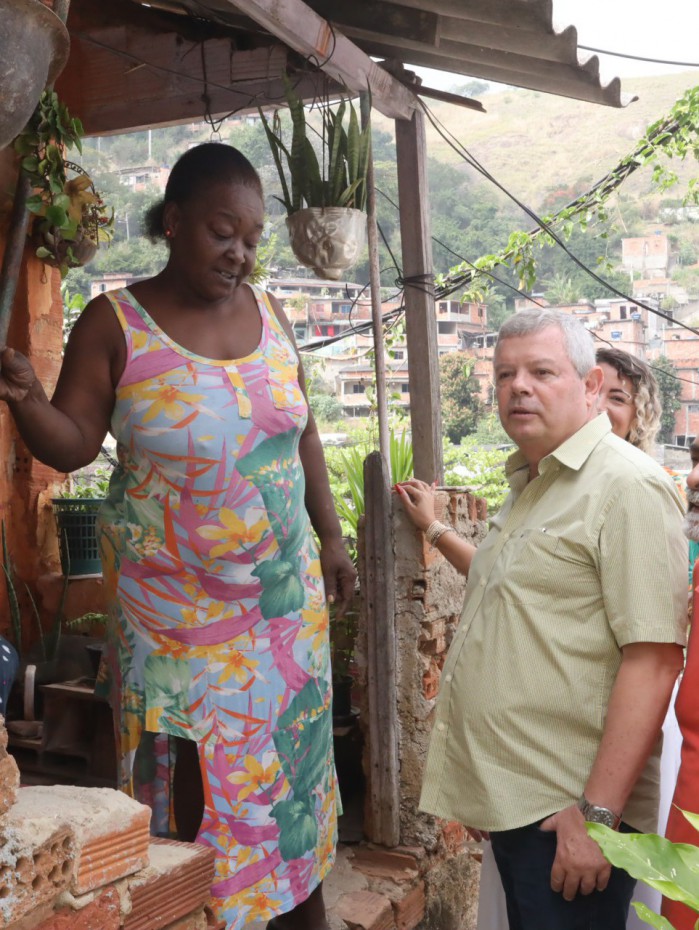 A moradora Jaira Ferreira, de 60 anos, recebeu a visita do prefeito de Niter&oacute;i Axel Grael e do secret&aacute;rio de Participa&ccedil;&atilde;o Social, Anderson Pipico.