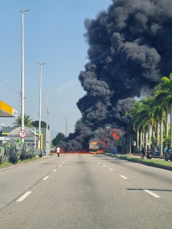 Quem seguia sentido Recreio precisou enfrentar um tr&acirc;nsito intenso e uma fuma&ccedil;a que podia ser vista de diversos pontos da Barra