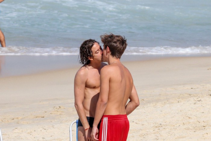 Jesuita Barbosa troca beijos com rapaz em praia da Zona Sul