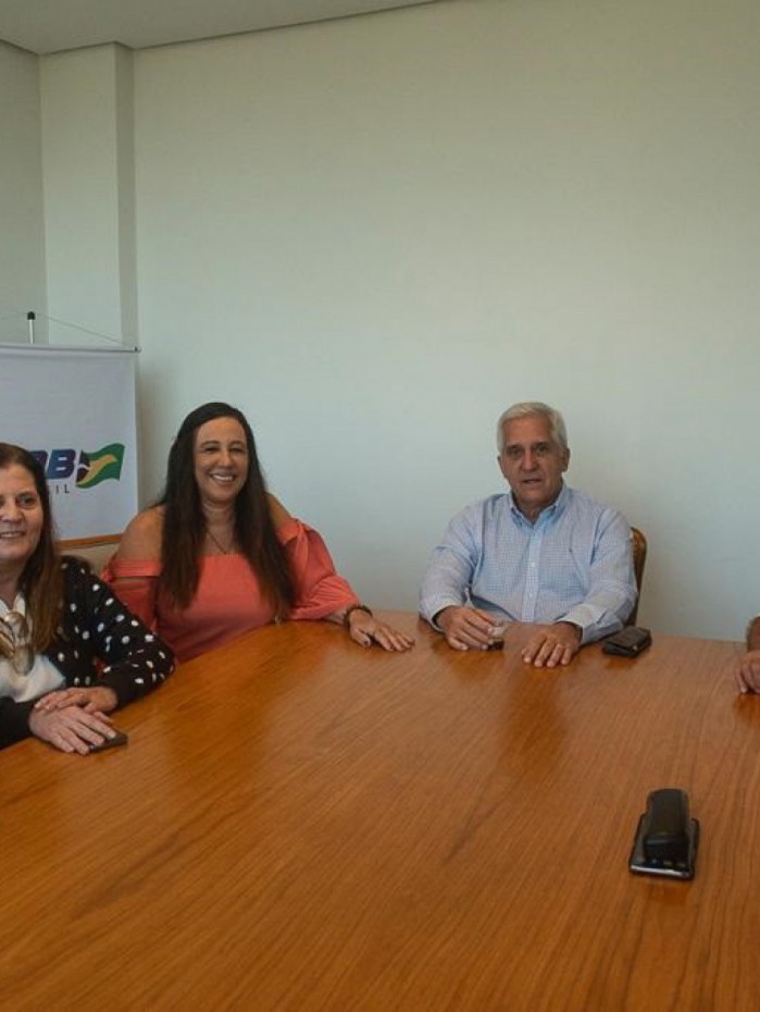 Comte Bittencourt, no centro da foto, com integrantes do colegiado da federa&ccedil;&atilde;o.