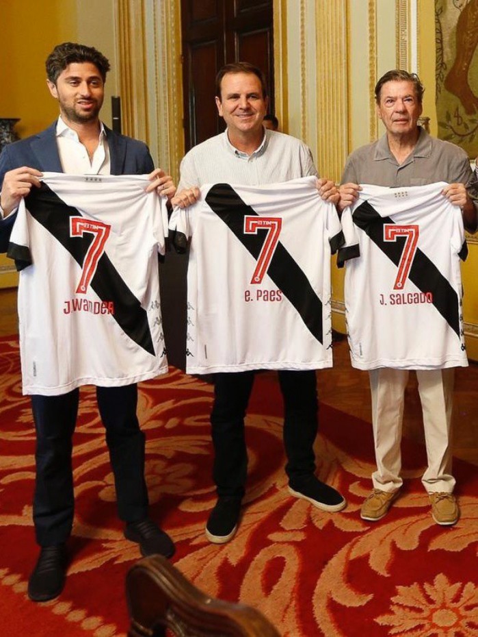 Josh Wander (sócio da 777), Eduardo Paes, Jorge Salgado (presidente do Vasco), Steven Pasko (sócio da 777) e Carlos Roberto Osório (vice-geral do Vasco)
