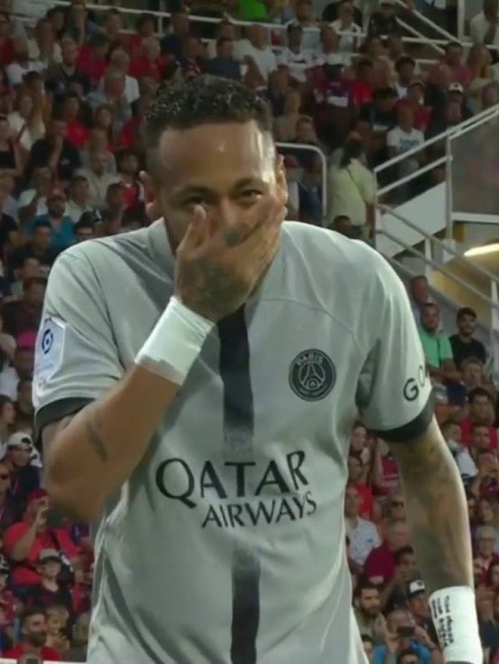 Neymar comemorou o gol pelo PSG com o característico gesto de Jô Soares
